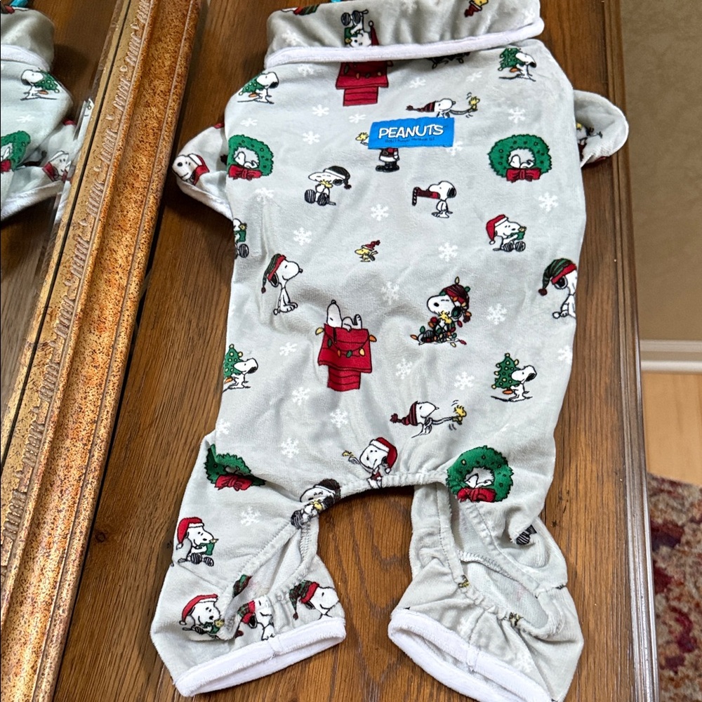 NWOT- Peanuts Festive Gray Dog Pajama Set. Size S. Cute holiday Snoopy scenes.